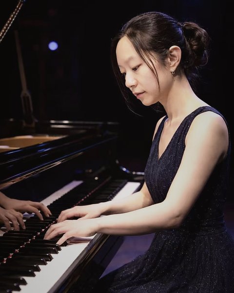 Mengmeng Zhang at the piano